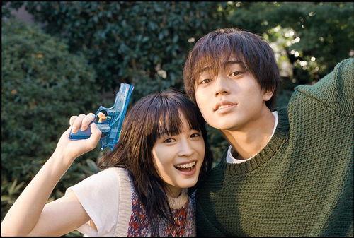 黄昏时分、牵着手